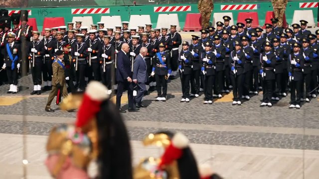 King and Queen lay wreath at Tomb of the Unknown Soldier