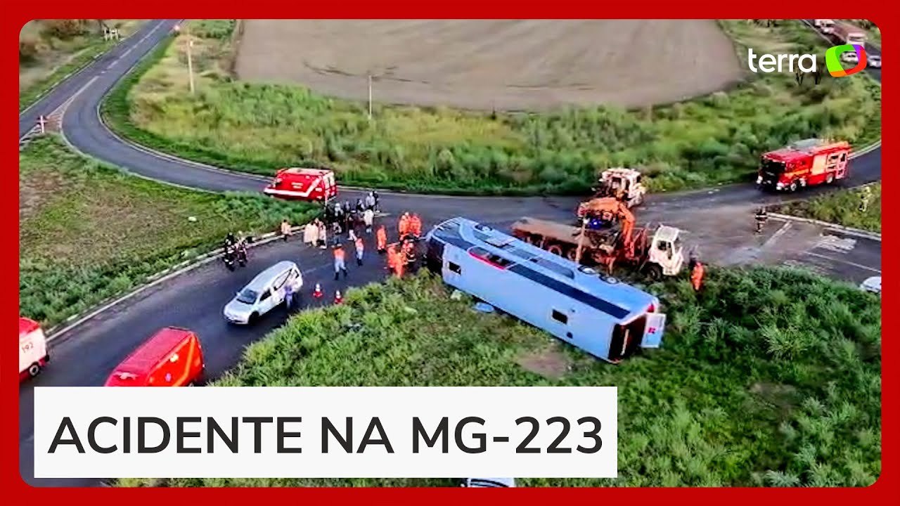 Ônibus com 50 passageiros capota e deixa ao men...