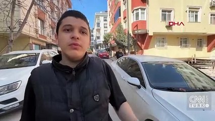 Yıkım sırasında binadan kopan parçalar otomobilin üzerine düştü