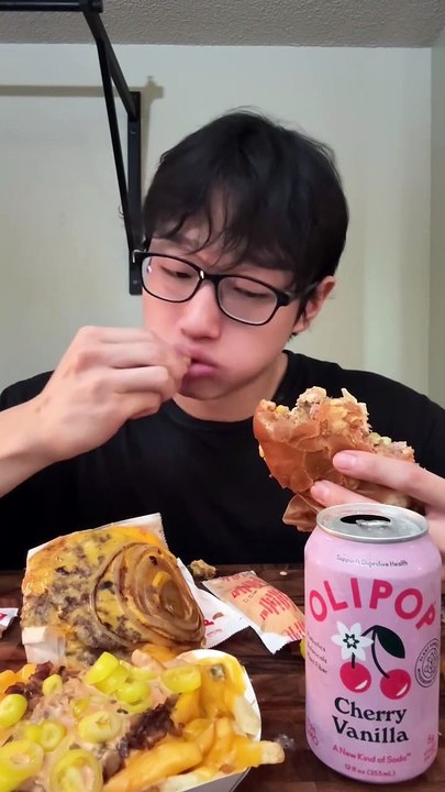 Follow for more ASMR videos🌮🍟 Credits: @samw_k3 #mukbang #asmr #fastfood #asmreating