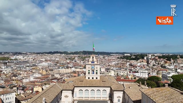 Re Carlo III a Roma, il passaggio delle Frecce Tricolori e delle Red Arrows inglesi sul Quirinale