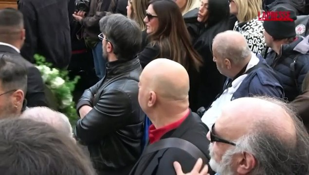 Funerali di Antonello Fassari, sulla bara il grembiule de I Cesaroni e la sciarpa della Roma