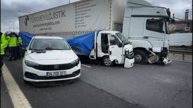 TEM Otoyolu'nda 4 araç zincirleme kazaya karıştı