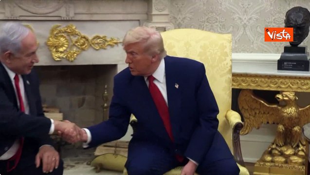 La stretta di mano tra Trump e Netanyahu nello studio ovale della Casa Bianca
