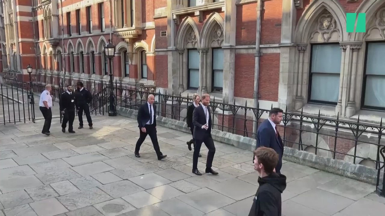 El príncipe Harry llega al tribunal de Londres por un caso de protección policial en el Reino Unido