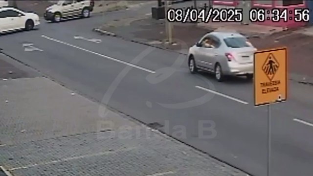 Motorista cruza preferencial e capota após colisão com outro carro em São José dos Pinhais