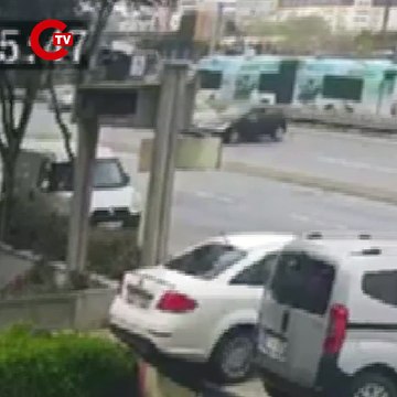 Avcılar E-5’te feci kaza kamerada: Önce metrobüs bariyerine çarptı, ardından savrularak yan yola uçtu