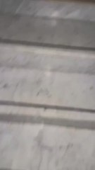 Sale de su habitación del hotel porque oye ruidos extraños y lo que se encuentra fuera le deja sin respiración