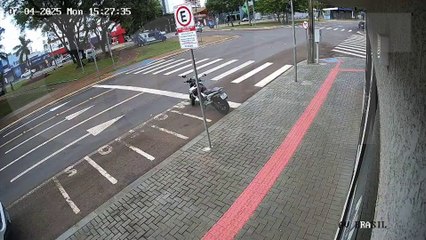 Vídeo mostra forte colisão entre Onix e Cruze na Avenida Brasil
