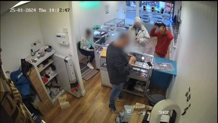 Rogue traders force pensioner with dementia to buy them £3,500 gold bracelet