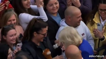 Re Carlo e Camilla a Roma, bagno di folla al Colosseo