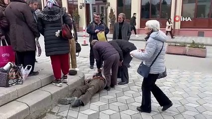 Yürürken yere yığıldı