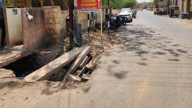 Watch Video: स्वर्णनगरी के मुख्य मार्गों के किनारों पर हादसों की बिछी है बिसात