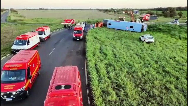 Dez mortos, entre eles duas crianças, em acidente de ônibus em Minas