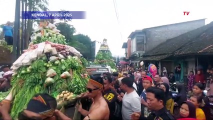 Kirab Budaya Kendal Meriah, 6 Gunungan Hasil Bumi Jadi Rebutan Warga