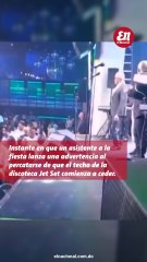 Instante en que un asistente a la fiesta lanza una advertencia al percatarse de que el techo de la d