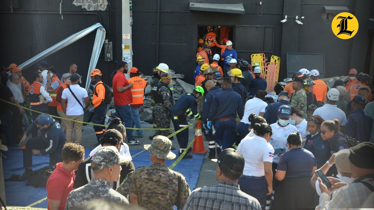 Socorristas y ambulancias trabajan en el rescate y traslado de víctimas de discoteca Jet Set