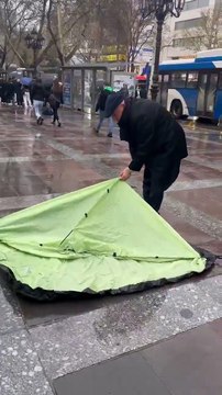 Mahmut Tanal, tutuklu öğrenciler için Adalet Bakanlığı önünde çadır kurdu