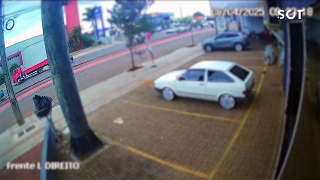 Jovem de 24 anos fica ferido após colisão com caminhão na Avenida Carlos Gomes em Cascavel