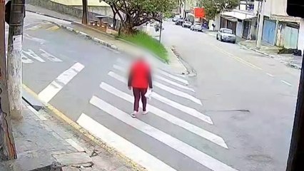 Após ser atropelada por ônibus, idosa de 78 anos tem as duas pernas amputadas; motorista foi preso