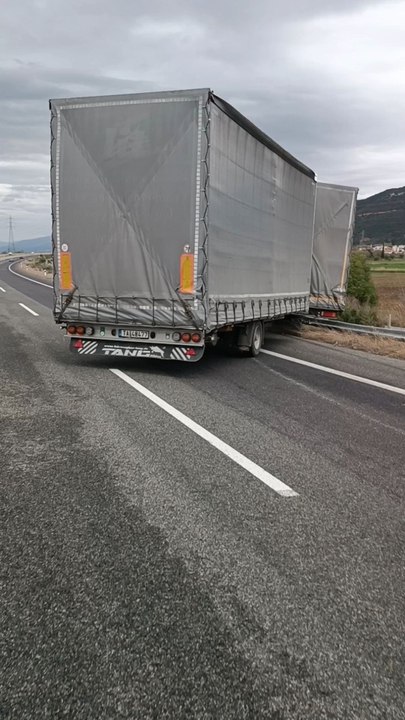 νταλίκα παρασύρθηκε από τον αέρα και έπεσε στα κιγκλιδώματα (Ίασμος)