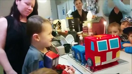 Le gateau d'anniversaire pour son fils est génial... Optimus Prime qui se transforme...