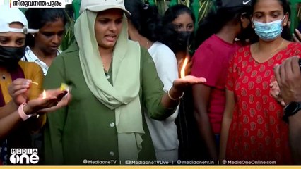 'ഞങ്ങളുടെ ലിസ്റ്റിനോട് മാത്രം എന്തിനീ അവഗണന';കയ്യില്‍ കര്‍പ്പൂരം കത്തിച്ച് ഉദ്യോഗാര്‍ഥികളുടെ സമരം