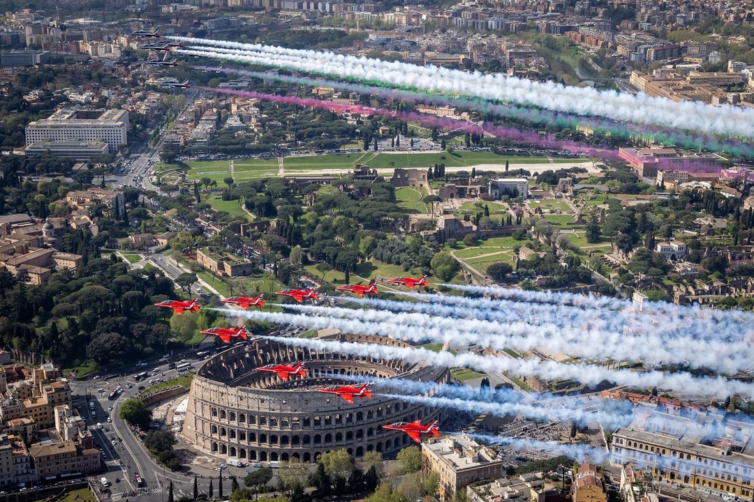 Red Arrows flypast over Rome to mark King’s state visit to Italy ...