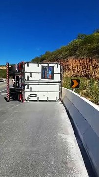 Carreta carregada de hortifruti tomba na Serra de Santa Luzia na manhã desta terça-feira (08); motorista escapa ileso