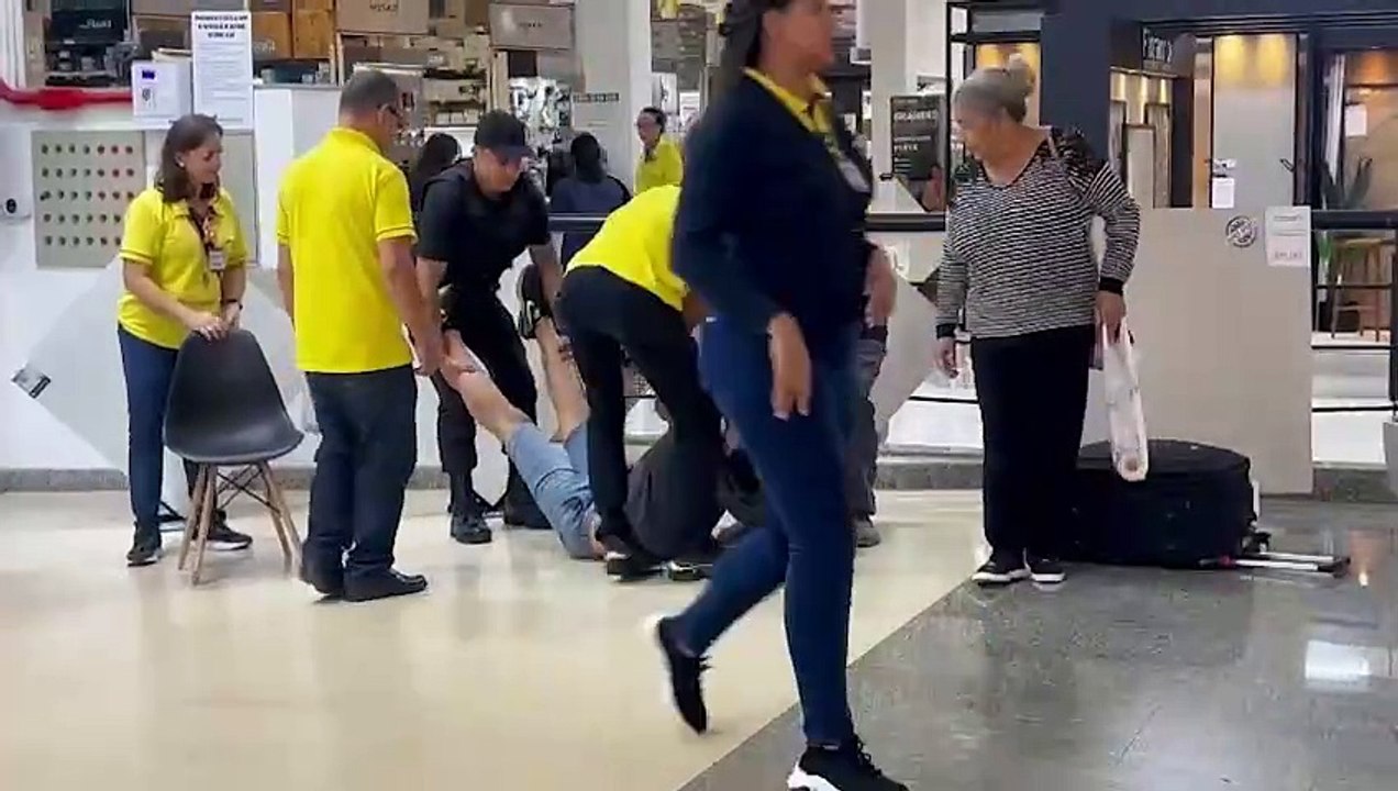 Homem passa mal, pede ajuda em comércio, desmai...
