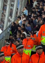 Los gestos racistas de un hincha argentino a hinchas de Brasil
