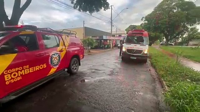 Van atinge duas motos e fere duas pessoas em Umuarama