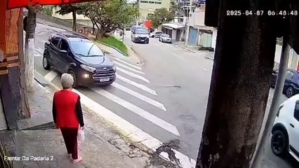 Vídeo: Idosa tem pernas amputadas após ser atropelada por ônibus em SP