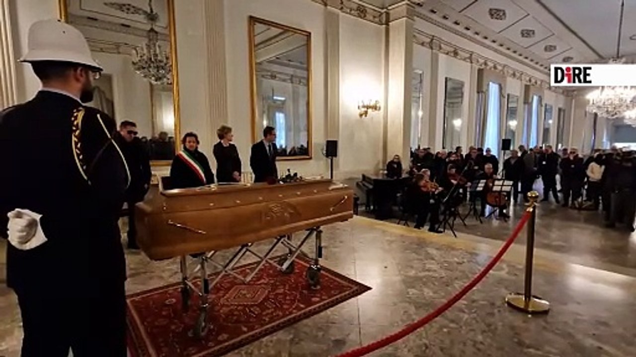 Napoli - CULTURA. APERTA CAMERA ARDENTE PER DE SIMONE A SAN CARLO NAPOLI (08.04.25)