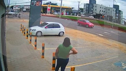 Vídeo mostra motociclista sendo arremessado contra placa de empresa na Av. Carlos Gomes