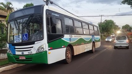 Zafira e ônibus se envolvem em acidente no Bairro Morumbi