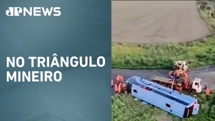 Ônibus tomba em rodovia de Minas Gerais e deixa 11 mortos