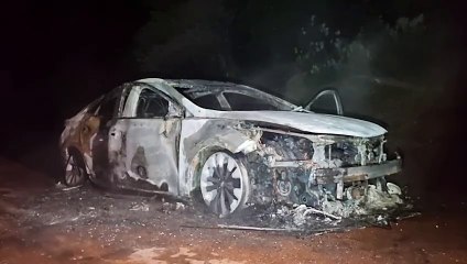 Hyundai Azera é consumido por incêndio na BR-369, em Cascavel