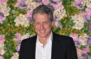 Hugh Grant expresa su indignación por lo que ha calificado de 'espeluznante' e 'intrusivo' encuentro en el aeropuerto de Heathrow