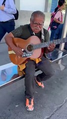 El hombre de Pesquería que casi tiene 70 años y se gana la vida cantando con su guitarra en los camiones