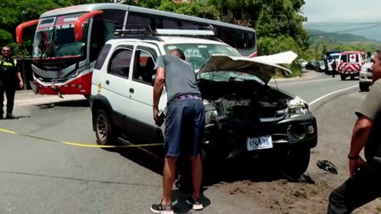 tn7-Dos niños graves y 20 pacientes más tras choque entre carro y bus en Mora-080425