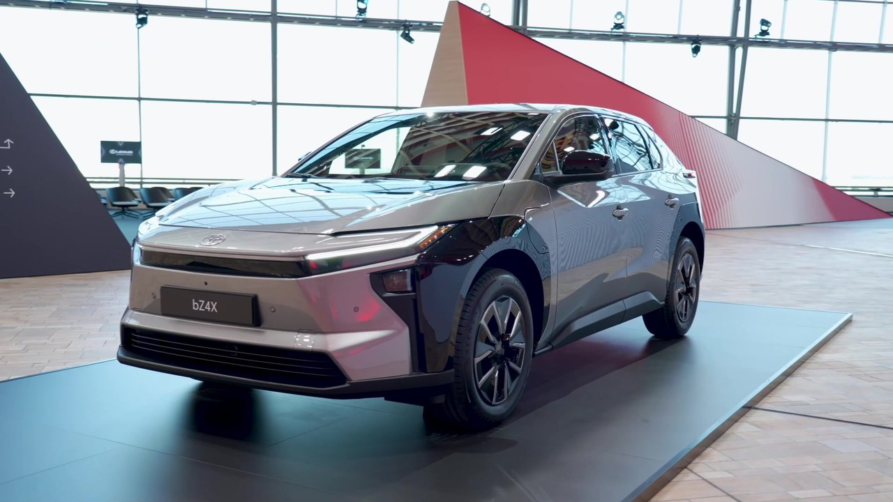 Weiterentwickelter Toyota bZ4X mit mehr Reichweite und kürzeren Ladezeiten