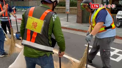 基隆市公車漏油事故致兩騎士受傷，環保局用木屑清理油漬🚲
