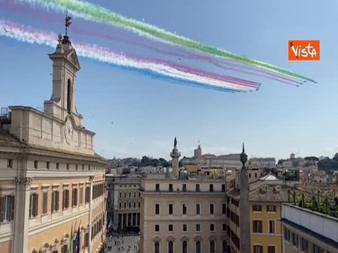 Re Carlo III d'Inghilterra a Roma, le Frecce Tricolori e le Red Arrows inglesi sorvolano la Capitale