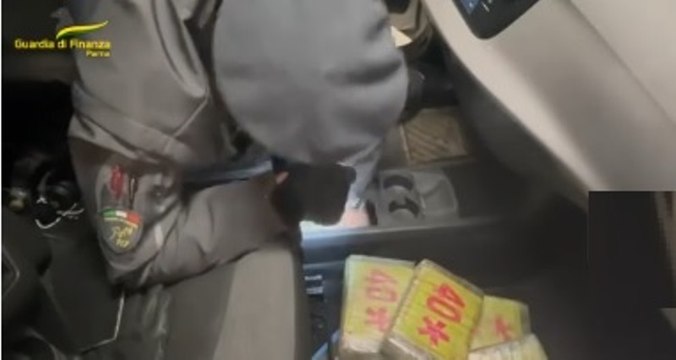 Parma - 8 chili di cocaina in auto: albanese arrestato allo svincolo autostradale (09.04.25)
