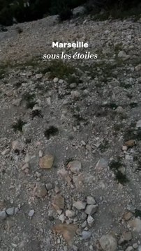 Marseille illuminée sous les étoiles ✨Depuis les hauteurs, la ville s’étend à perte de vue, baignée par les lumières et le reflet de la mer… Une vue à couper le souffle !©️ Crédit : @mltwo._ (tiktok)👉🏻 Abonne-toi au Petit Mauda ! 🌳#guide #petitmauda