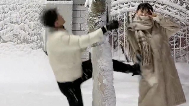 Der Versuch eines Mannes, einen romantischen Schneefall für seine Freundin zu erzeugen, endet mit einem lustigen Missgeschick
