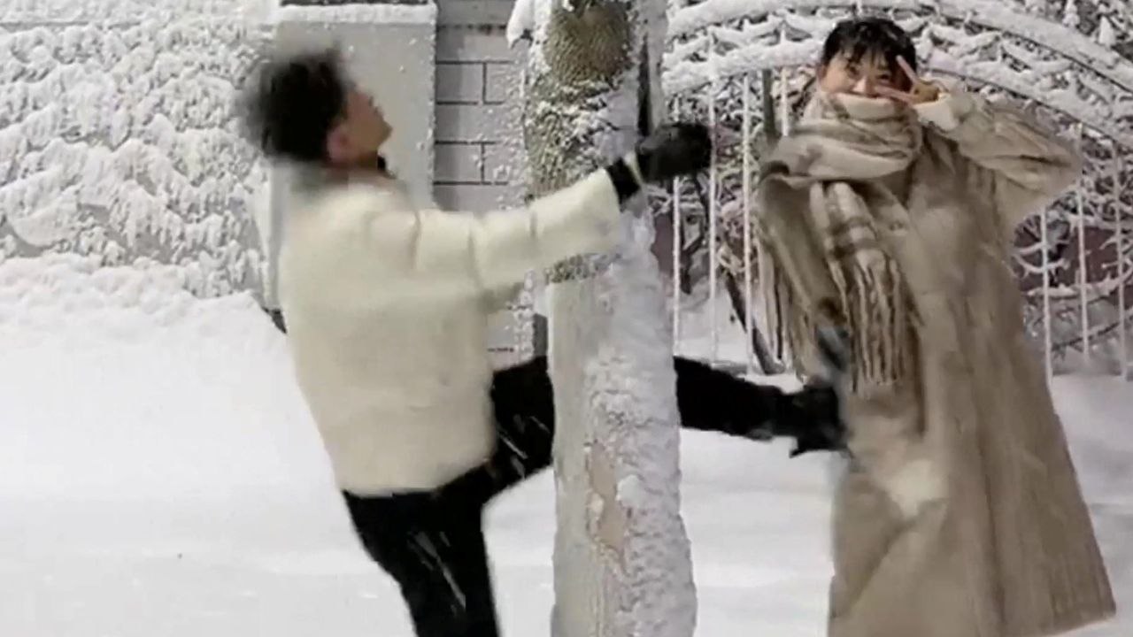 Der versuch eines mannes, einen romantischen schneefall für seine freundin zu erzeugen, endet mit einem lustigen missgeschick