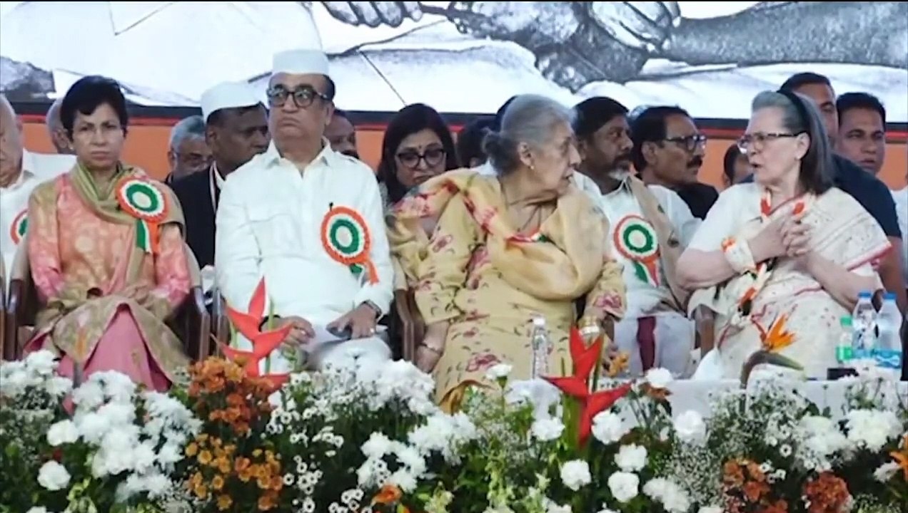 ज्ञानदेव आहूजा द्वारा मंदिर को गंगाजल से धोने क...