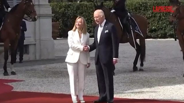 Re Carlo accolto da Giorgia Meloni a Villa Doria Pamphilj
